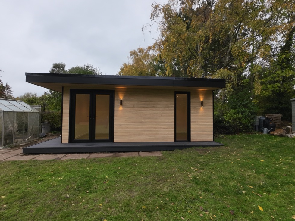 Luxury Garden Room in Milton Keynes